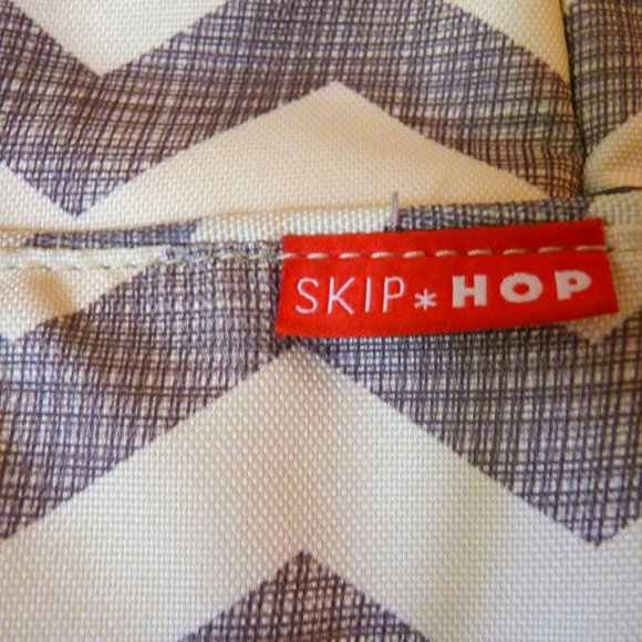 Skip Hop Diaper Bag w/Shoulder Strap & TWO What to Expect Books - Picture 4 of 10